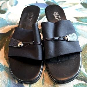 Munro American black and navy blue slip on sandal